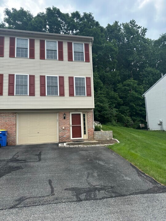 635 Rockwood Dr in Elizabethtown, PA - Building Photo