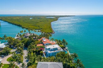 440 S Mashta Dr in Key Biscayne, FL - Foto de edificio - Building Photo