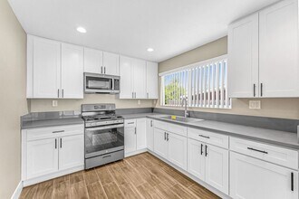 2417 W Stanford St in Santa Ana, CA - Foto de edificio - Building Photo