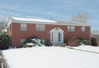 2397 S Locust St in Denver, CO - Foto de edificio - Building Photo