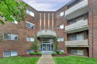 Olympia Court Apartments in Cambridge, ON - Building Photo - Building Photo