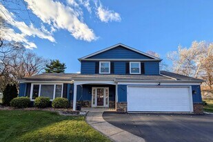 3749 Dewlawn Dr in Toledo, OH - Building Photo