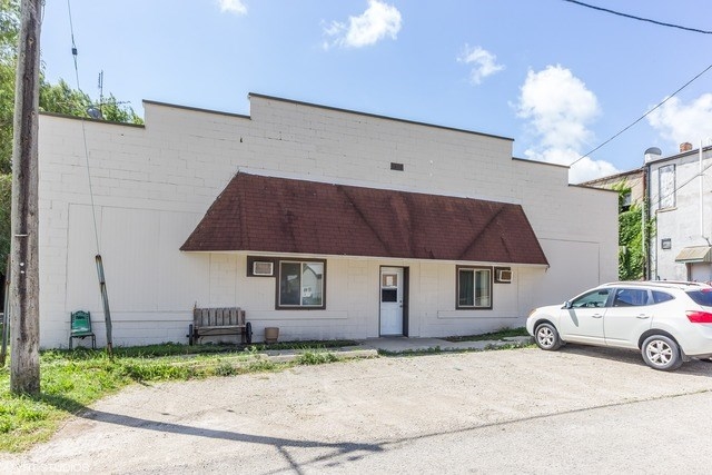 109 E Railroad St in Earlville, IL - Building Photo