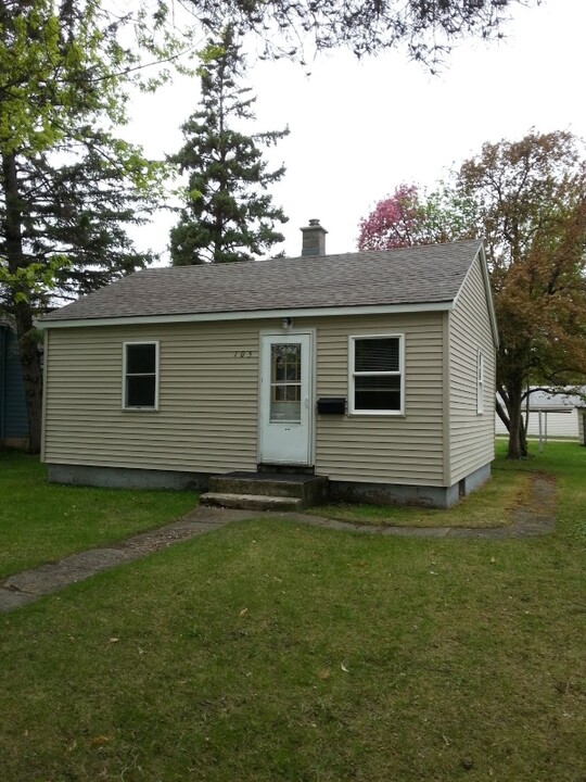 105 Maple Ave S in Thief River Falls, MN - Building Photo