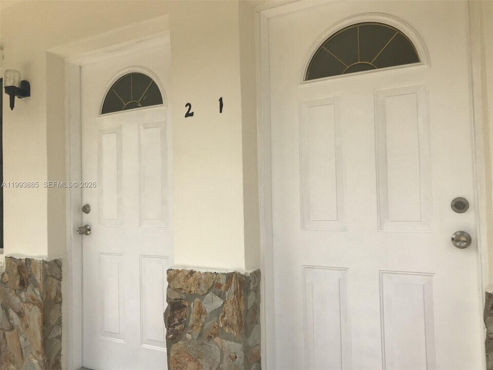 2362 NW 34th St in Miami, FL - Building Photo