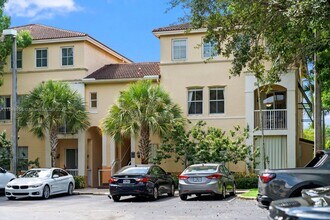 160 Jacaranda Country Club Dr in Plantation, FL - Building Photo - Building Photo