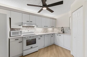 5900 Camino Del Sol in Boca Raton, FL - Building Photo - Building Photo