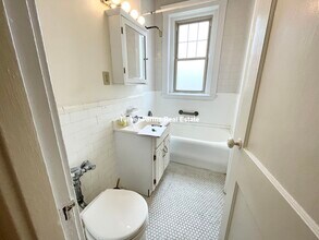 14 Alton Pl, Unit 3 in Brookline, MA - Foto de edificio - Building Photo