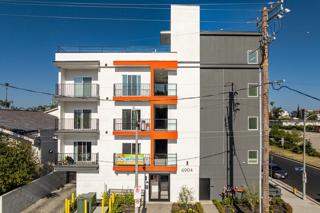 Eton View Apartments in Canoga Park, CA - Foto de edificio - Building Photo