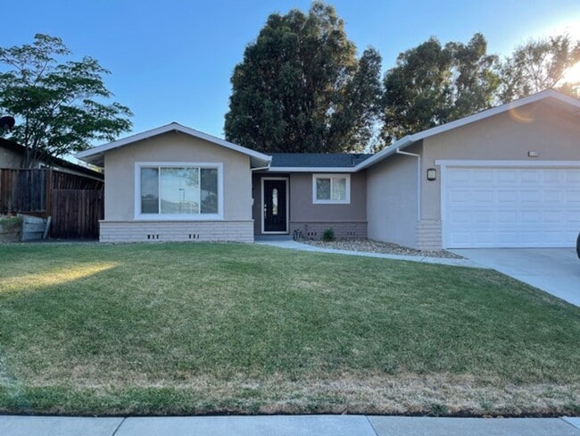 1103 Jensen Dr in Pittsburg, CA - Building Photo - Building Photo