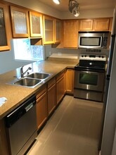 2200 Thorndyke Ave W, Unit 205 in Seattle, WA - Foto de edificio - Building Photo