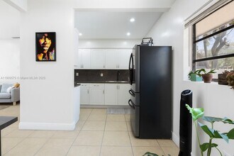 250 NE 170th St in North Miami Beach, FL - Building Photo - Building Photo