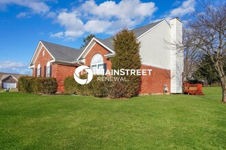 4623 Wooded Oak Cir in Louisville, KY - Foto de edificio - Building Photo