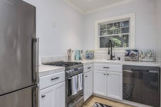 48 Osborne Ave in Southampton, NY - Foto de edificio - Building Photo