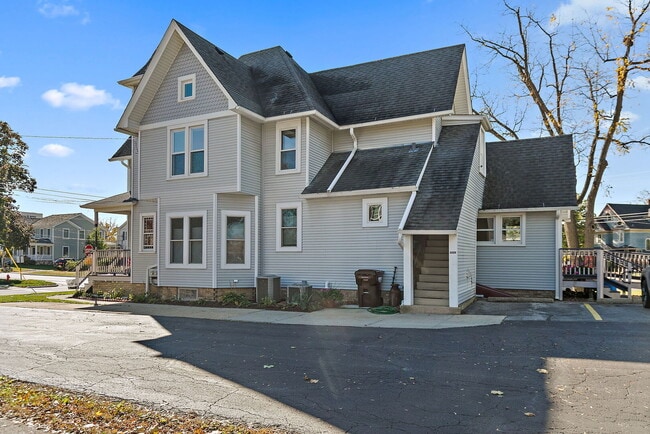 102 Minnie St in Crystal Lake, IL - Building Photo - Building Photo