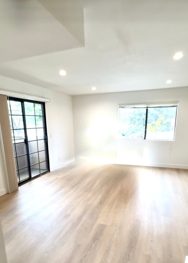 12121 Moorpark St, Unit 1 in Studio City, CA - Building Photo - Building Photo