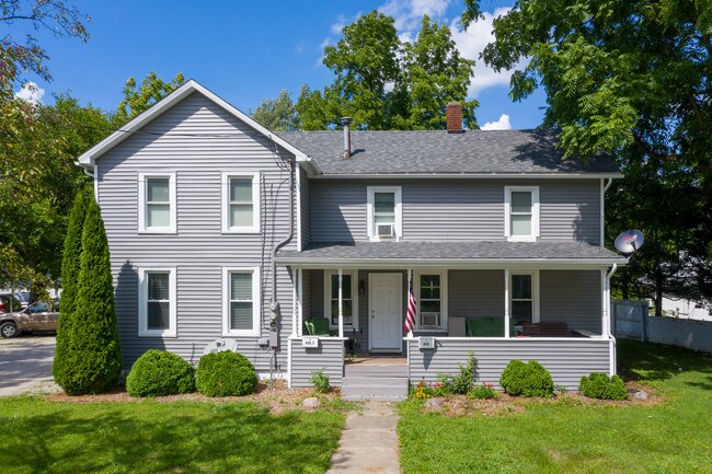 606 W Adrian St in Blissfield, MI - Foto de edificio - Building Photo