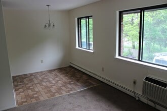 Brigham House Apartments in Maybrook, NY - Foto de edificio - Building Photo