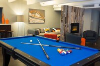 Resident Lounge | Media Room - The Paramount Apartamentos in Denver, Colorado