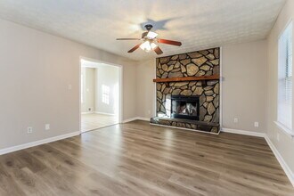 320 Laurel Ln in Stockbridge, GA - Foto de edificio - Building Photo