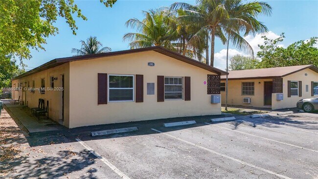 240 NW 40th Ct-Unit -1 in Oakland Park, FL - Building Photo - Building Photo