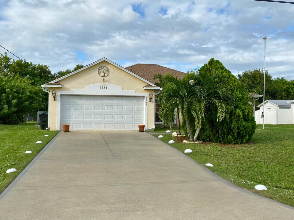1361 SW Gastador Ave in Port St. Lucie, FL - Building Photo
