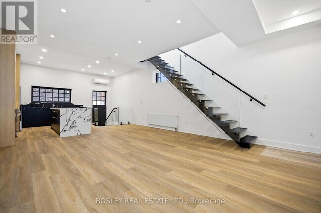 1067 College St in Toronto, ON - Building Photo - Building Photo