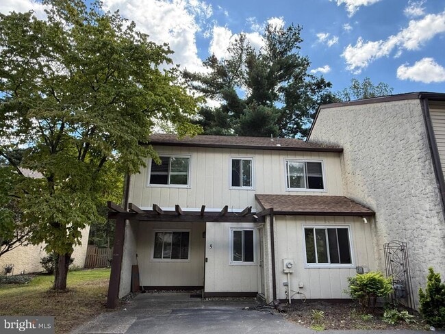 property at 5 Queen Anne Ct