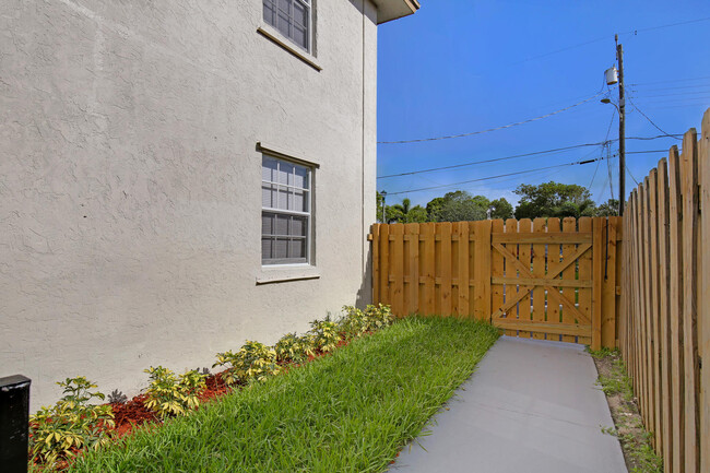 715 Washington Ave in Lake Worth, FL - Building Photo - Building Photo