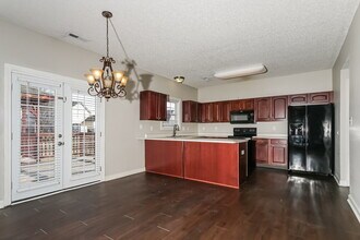 5427 Montavia Ln in Indianapolis, IN - Foto de edificio - Building Photo