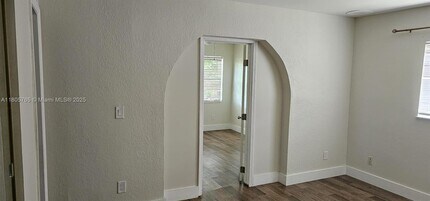 8310 NW 47th St in Lauderhill, FL - Foto de edificio - Building Photo