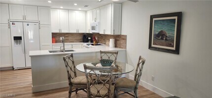 1051 Foxfire Ln in Naples, FL - Building Photo - Building Photo