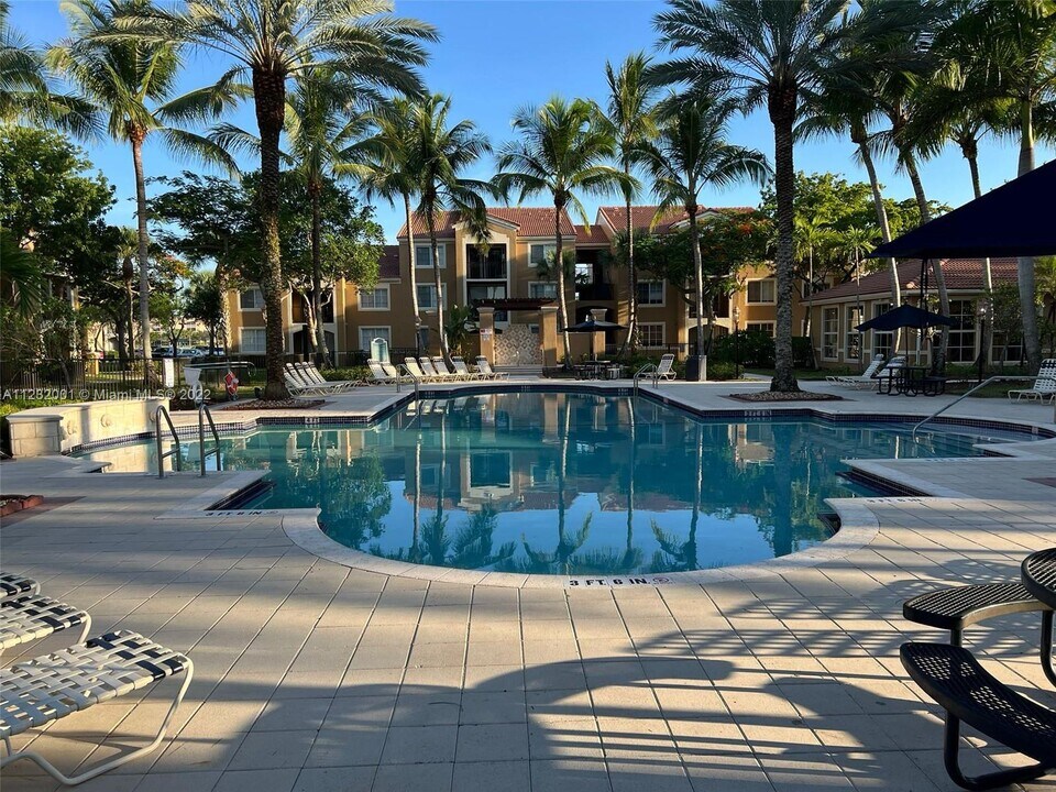 8040 N Nob Hill Rd, Unit 207 in Tamarac, FL - Building Photo