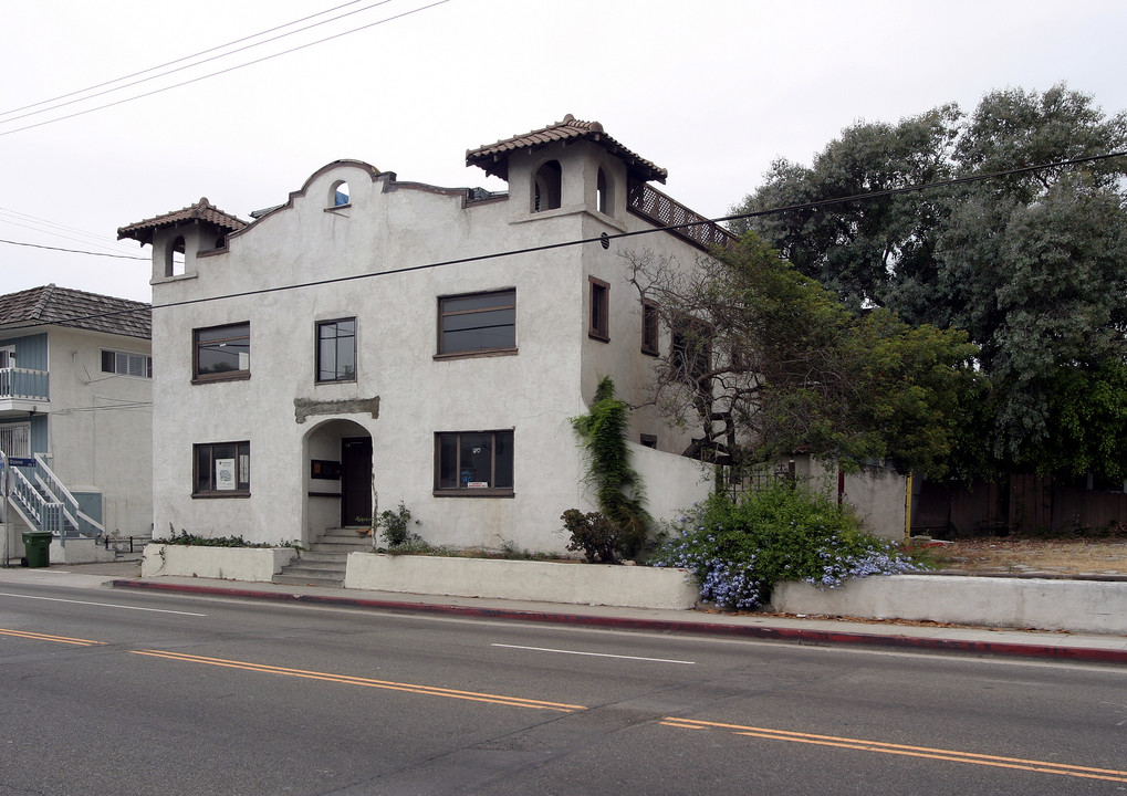 211 Pacific Ave in Venice, CA - Building Photo