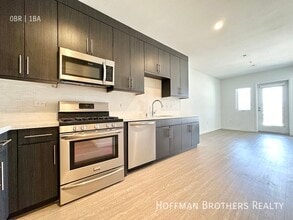 11405 Chandler Blvd in Los Angeles, CA - Building Photo - Building Photo