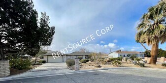 1022 W Lancaster Blvd in Lancaster, CA - Building Photo