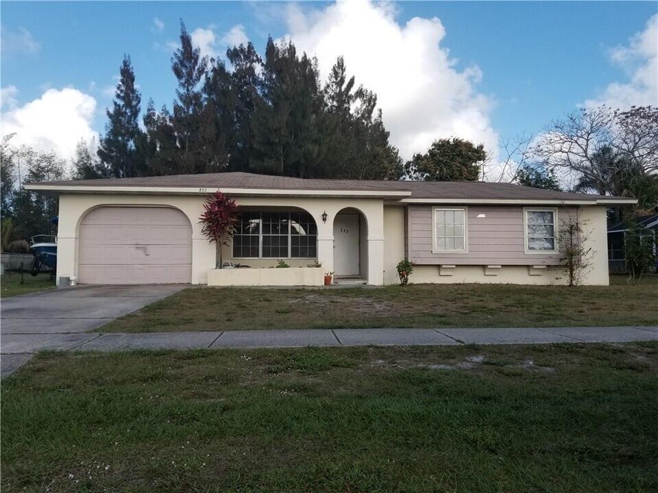 333 NE Floresta Dr in Port St. Lucie, FL - Building Photo