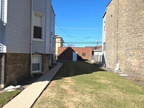 3818 W Diversey Ave, Unit 2 in Chicago, IL - Building Photo - Building Photo