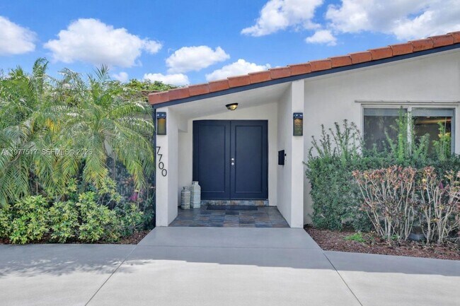 7700 SW 139th Ter in Palmetto Bay, FL - Building Photo - Building Photo