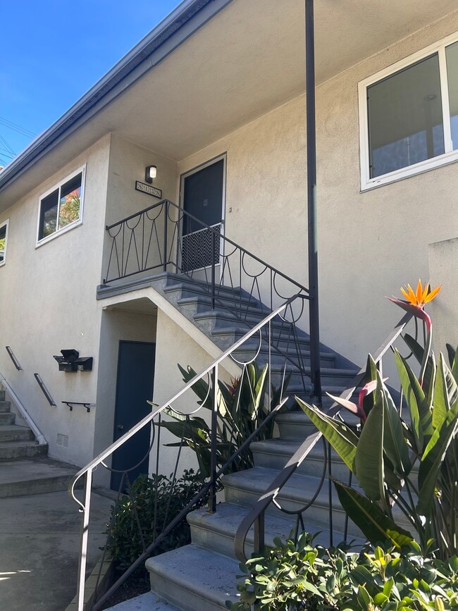 8138 Pershing Dr in Playa Del Rey, CA - Foto de edificio - Building Photo