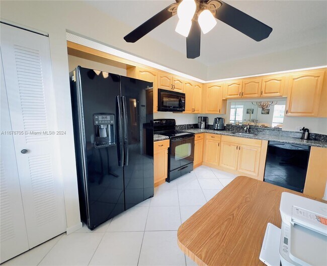 1351 SW 141st Ave, Unit #103G UPDATED 55 AND OVER in Pembroke Pines, FL - Foto de edificio - Building Photo