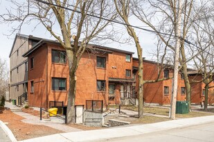 35 Robinson Av in Ottawa, ON - Building Photo