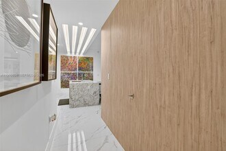 5775 Collins Ave in Miami Beach, FL - Foto de edificio - Building Photo