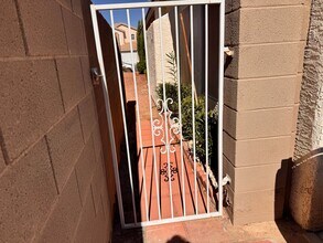 1111 Little Rock Way in Las Vegas, NV - Foto de edificio - Building Photo