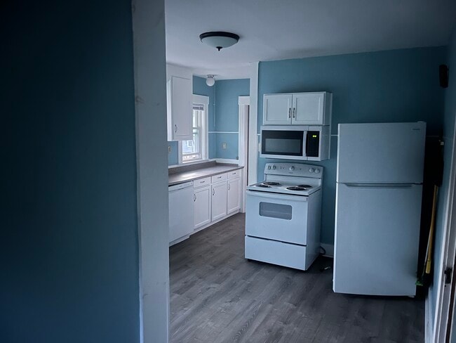 99 Putnam St, Unit Second floor in Bristol, CT - Foto de edificio - Building Photo