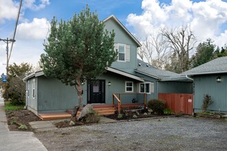 28151 SE Hwy 212 in Boring, OR - Foto de edificio - Building Photo