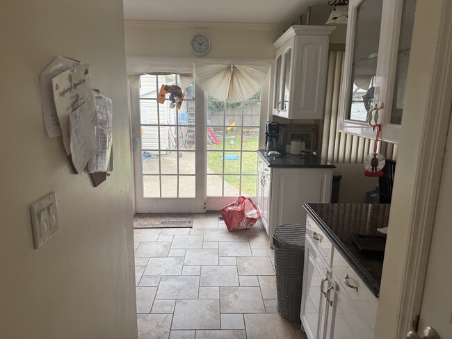 284 Semton Blvd, Unit Main level in Franklin Square, NY - Building Photo - Building Photo