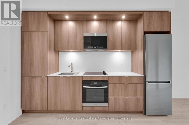 60 Central Park Roadway in Toronto, ON - Building Photo - Building Photo