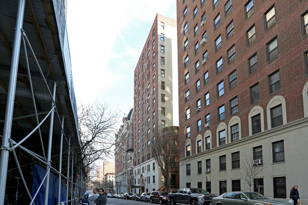 250 W 103rd St in New York, NY - Building Photo