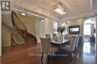 2456 Village Common in Oakville, ON - Building Photo - Building Photo
